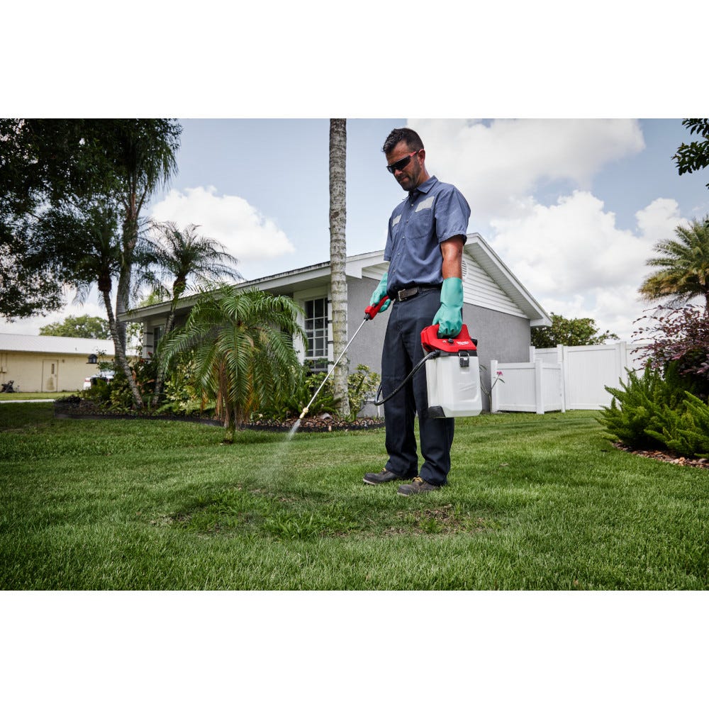 Milwaukee 2528-21G2 M12 2-Gallon Handheld Sprayer 2.0Ah Kit