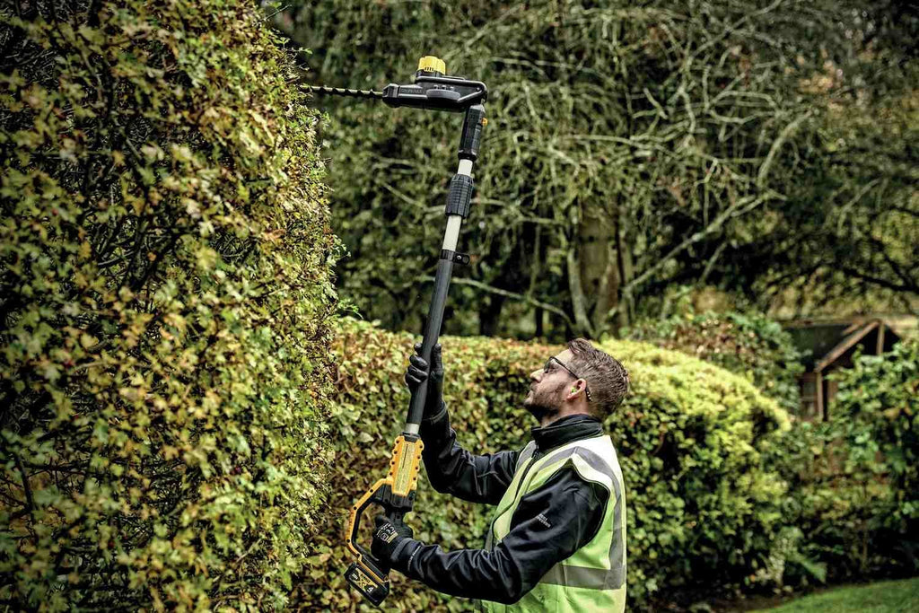 DeWalt DCPH820M1 20V Max Pole Hedge Trimmer 4.0Ah Kit
