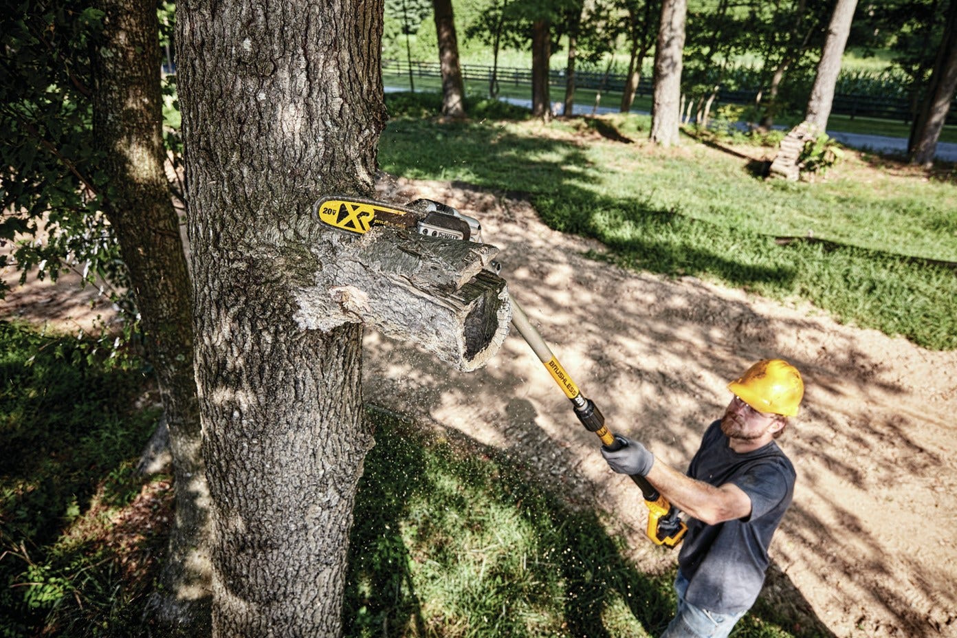 DeWalt DCKO86M1 20V MAX Cordless Pole Saw And Pole Hedge Trimmer Combo 4.0Ah Kit
